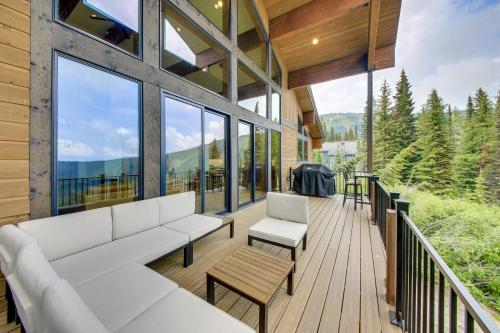 Stunning View! Peaceful & Modern Schweitzer Chalet in Sandpoint (ID)