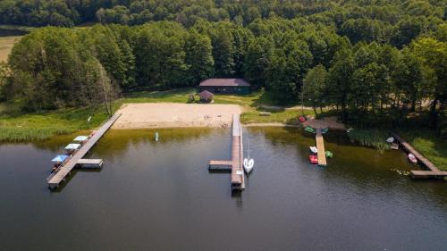 Biały domek nad jeziorem (Bialy domek nad jeziorem) in Olsznowo