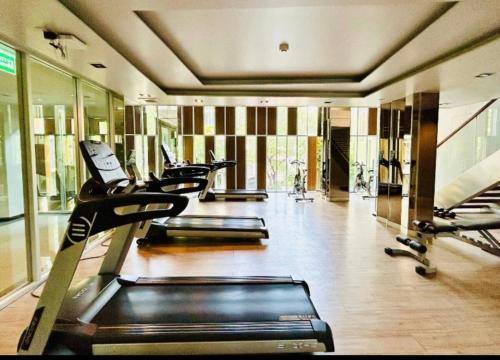 Welcome to warm room here have gym saona Netflix - image 9