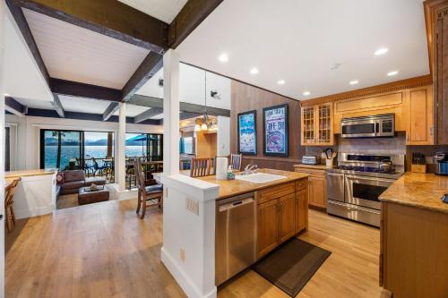 Remodeled 4BR Lakefront with Exceptional Amenities in Kings Beach (CA)