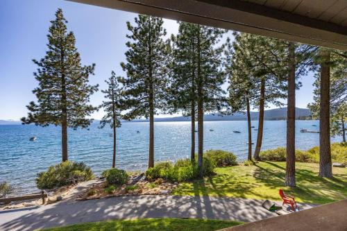 Remodeled 4BR Lakefront with Exceptional Amenities in Kings Beach (CA)