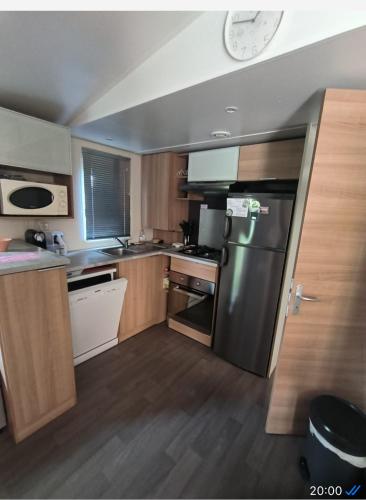 Mobil Home 3ch CONFORT Camping 4étoiles Les Charmettes 393 Proche FUN ZONE (Mobil Home 3ch CONFORT Camping 4etoiles Les Charmettes 393 Proche FUN ZONE) in La Tremblade