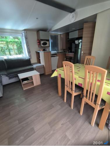 Mobil Home 3ch CONFORT Camping 4étoiles Les Charmettes 393 Proche FUN ZONE (Mobil Home 3ch CONFORT Camping 4etoiles Les Charmettes 393 Proche FUN ZONE) in La Tremblade