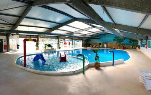Mobil Home 3ch CONFORT Camping 4étoiles Les Charmettes 393 Proche FUN ZONE (Mobil Home 3ch CONFORT Camping 4etoiles Les Charmettes 393 Proche FUN ZONE) in La Tremblade