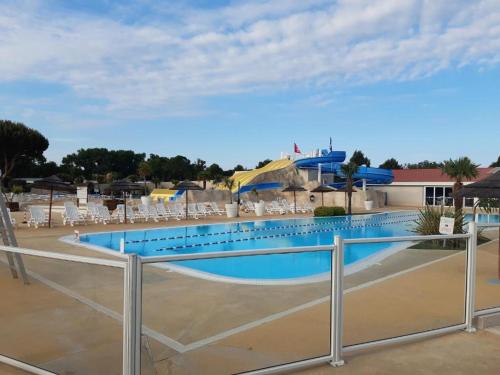 Mobil Home 3ch CONFORT Camping 4étoiles Les Charmettes 393 Proche FUN ZONE (Mobil Home 3ch CONFORT Camping 4etoiles Les Charmettes 393 Proche FUN ZONE) in La Tremblade