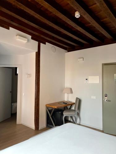 Superior Double Room image 10