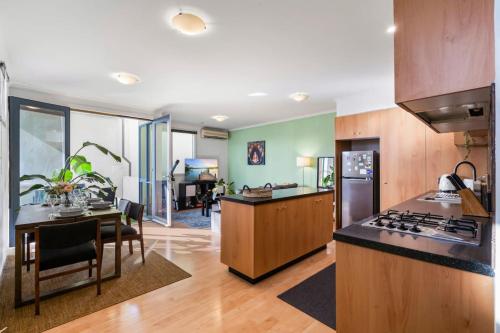 Spacious Duplex, Tram Stop, Brunswick East – khách sạn tại Brunswick
