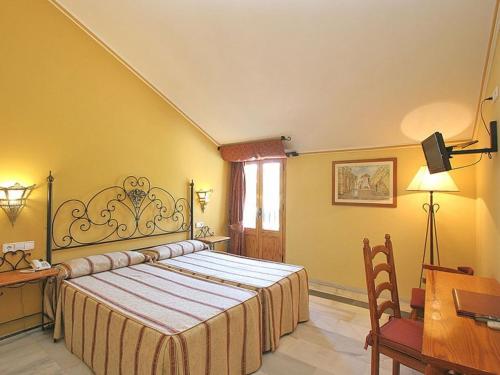 Twin Room image 4