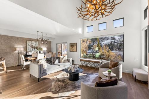 River Ranch Retreat Luxe Living and Mountain Views
