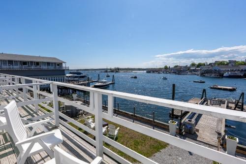 شرفة/ تراس, Boothbay Harbor Inn in Boothbay Harbor
