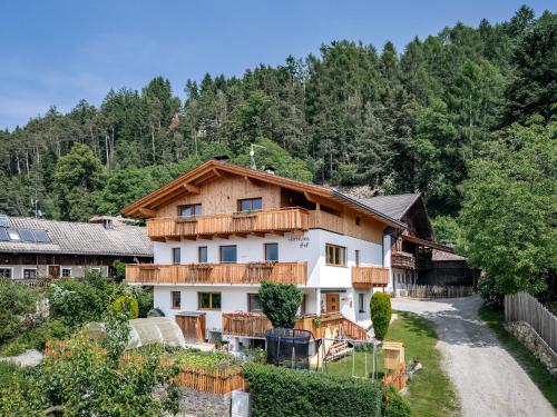 2 bedrooms, 6 beds
