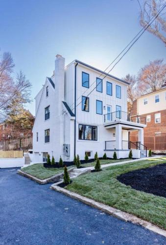 Spacious DC Stay 7BR 5BA Sleeps 16