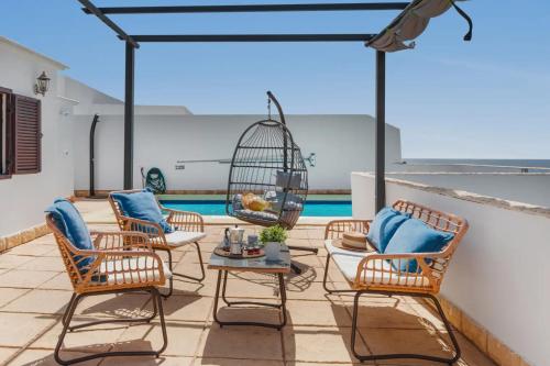 beranda/teres, Casa Aurora Private Villa with Heated Pool in Guime
