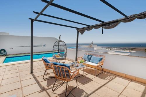 beranda/teres, Casa Aurora Private Villa with Heated Pool in Guime