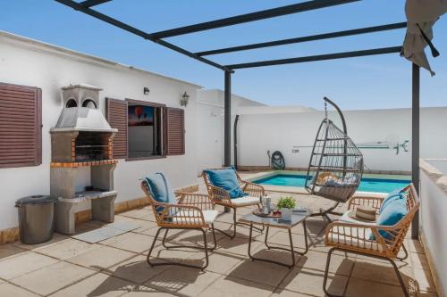 beranda/teres, Casa Aurora Private Villa with Heated Pool in Guime