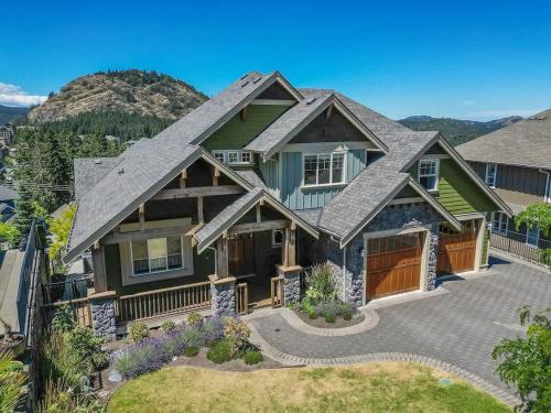 Mount Finlayson View Villa by EMR Vacation Rentals, Victoria