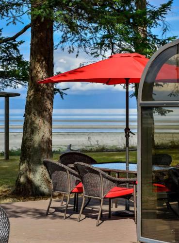 Kye Bay Winter Beach House in Comox, Canada