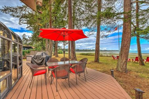 Kye Bay Winter Beach House in Comox, Canada