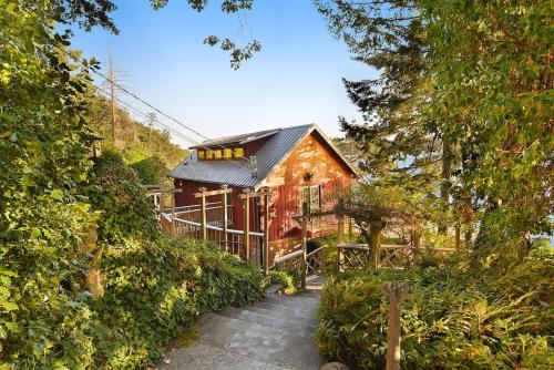 Salishan Tree House Suite in Cowichan Bay, Canada