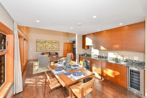 Salishan Tree House Suite in โควิชันเบย์ (BC)