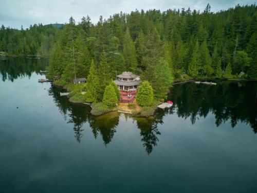 . North Lake Waterfront Home by EMR Vacation Rentals