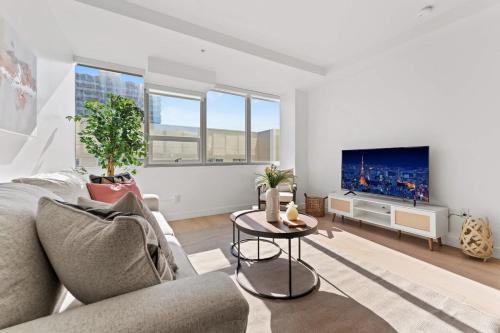 Chic Urban Retreat in LA- Luxury 2BR Apartment
