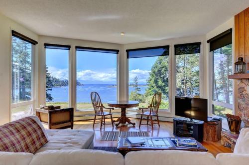Pacific Coast Beach House by EMR Vacation Rentals in Sooke (BC)