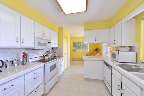 Pacific Coast Beach House by EMR Vacation Rentals in Sooke (BC)