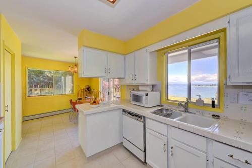 Pacific Coast Beach House by EMR Vacation Rentals in Sooke (BC)