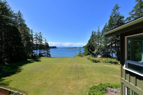 Pacific Coast Beach House by EMR Vacation Rentals in Sooke (BC)