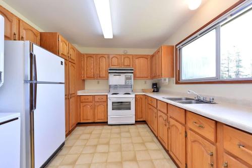 Pacific Coast Beach House by EMR Vacation Rentals in Sooke (BC)
