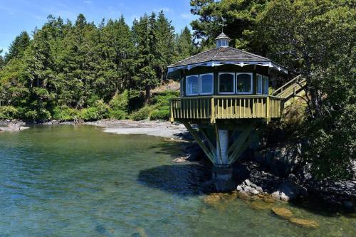Pacific Coast Beach House by EMR Vacation Rentals in Sooke (BC)