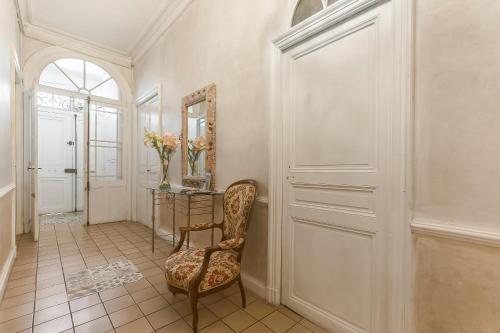 Les Bellevue Cité "3 Apartments, 1 with Garden & Private Parking, Aircon, WiFi, Free Public Car Park, 1 km from Cité" 3