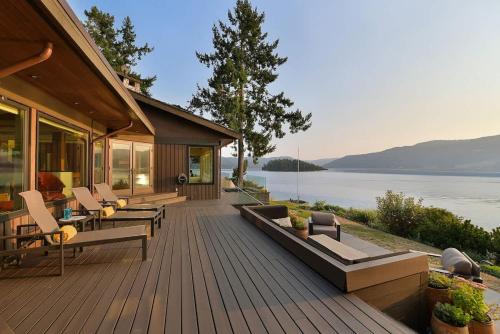 Island Luxury Oceanside Estate near สนามบินนานาชาติวิกตอเรีย