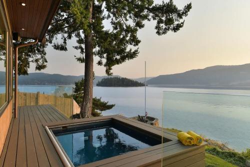 Island Luxury Oceanside Estate near สนามบินนานาชาติวิกตอเรีย