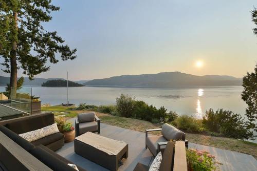 Island Luxury Oceanside Estate in Saanichton, Canada