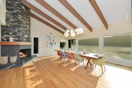 Island Luxury Oceanside Estate near สนามบินนานาชาติวิกตอเรีย