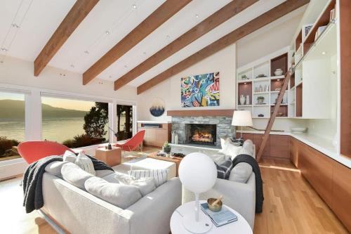 Island Luxury Oceanside Estate near สนามบินนานาชาติวิกตอเรีย