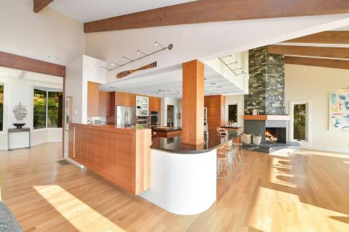 Island Luxury Oceanside Estate near สนามบินนานาชาติวิกตอเรีย