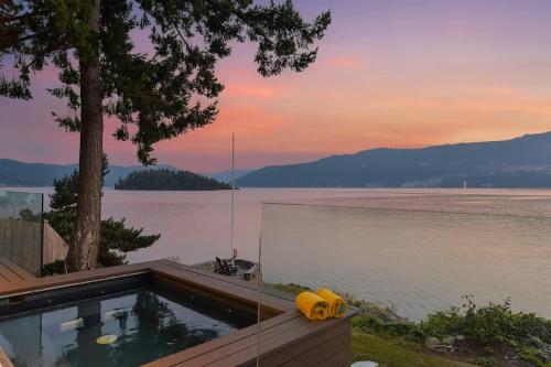 Island Luxury Oceanside Estate near สนามบินนานาชาติวิกตอเรีย