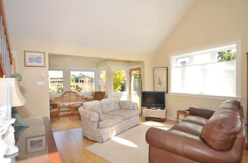 Heron View Cottage by EMR Vacation Rentals in Sidney (BC)