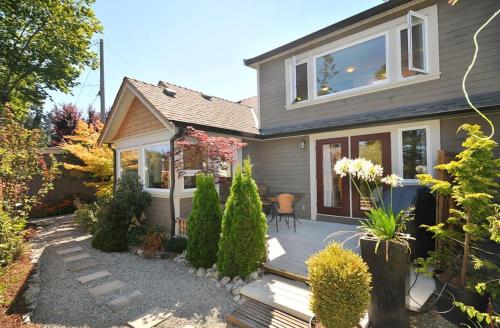 Heron View Cottage by EMR Vacation Rentals in Sidney (BC)