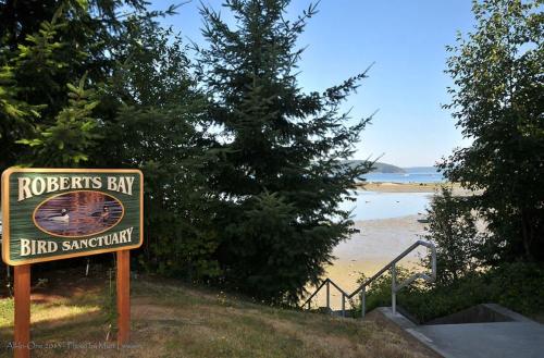 Heron View Cottage by EMR Vacation Rentals in Sidney (BC)