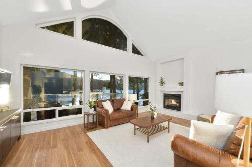 Cowichan Lake Manor by EMR Vacation Rentals in Youbou (BC)