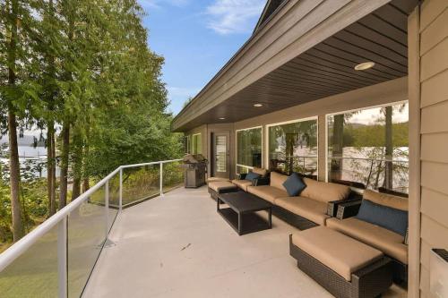 Cowichan Lake Manor by EMR Vacation Rentals in Youbou (BC)