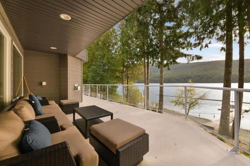 Cowichan Lake Manor by EMR Vacation Rentals in Youbou (BC)