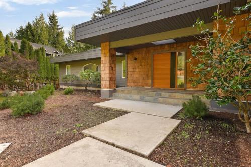 Cowichan Lake Manor by EMR Vacation Rentals in Youbou (BC)
