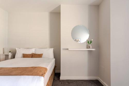 Liverpool City Escape - Modern 1-Bed with Sofa Bed, Sleeps 4 - Perfect for Families & Friends