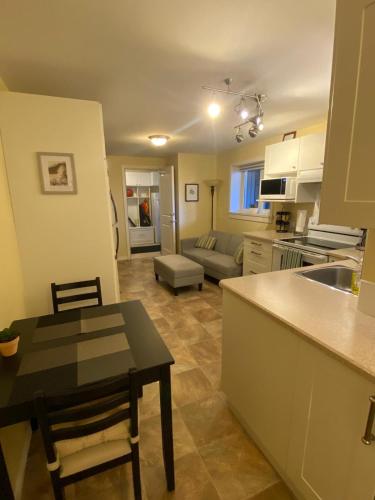Ravens Nest Cozy Lower One Bedroom Suite in Colwood