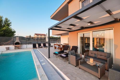 Villa Carmen-Heated pool- Near Zadar in Debeljak